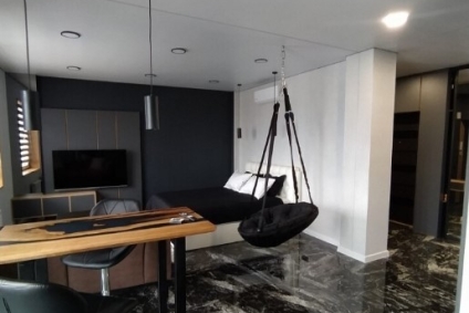 Квартира студия с качелью